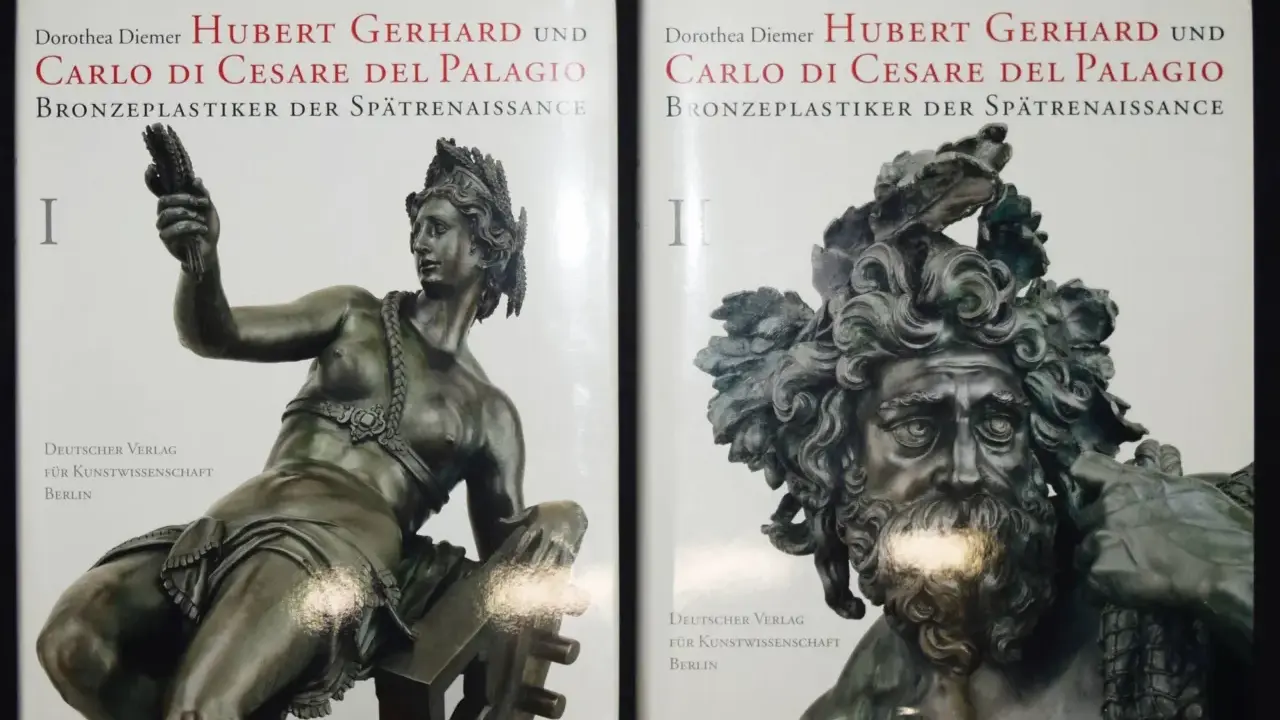 Zwei Buchcover mit Bronzefiguren. Das linke zeigt eine Frau mit Ähre, das rechte einen bärtigen Mann. Beide Bücher behandeln Hubert Gerhard, Bronzepastiker der Spätrenaissance.