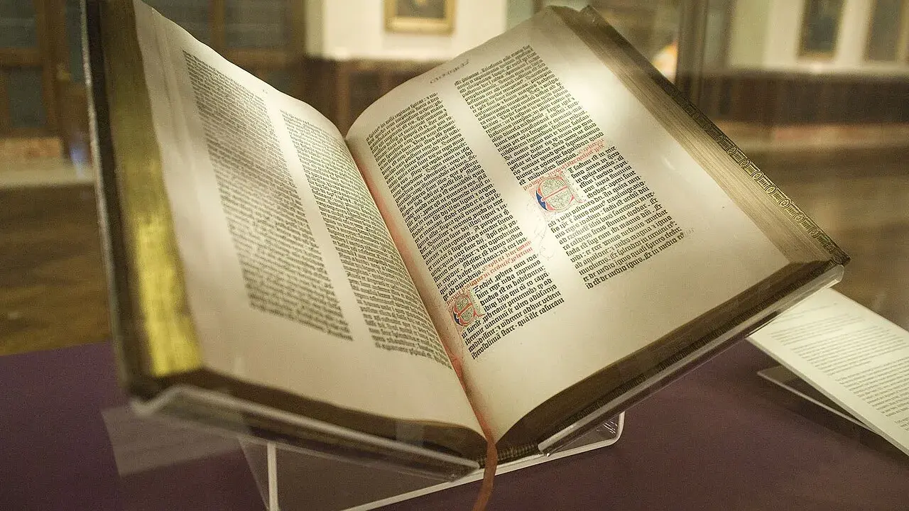 Ein altes Buch, das die Erfindung des Buchdrucks symbolisiert.