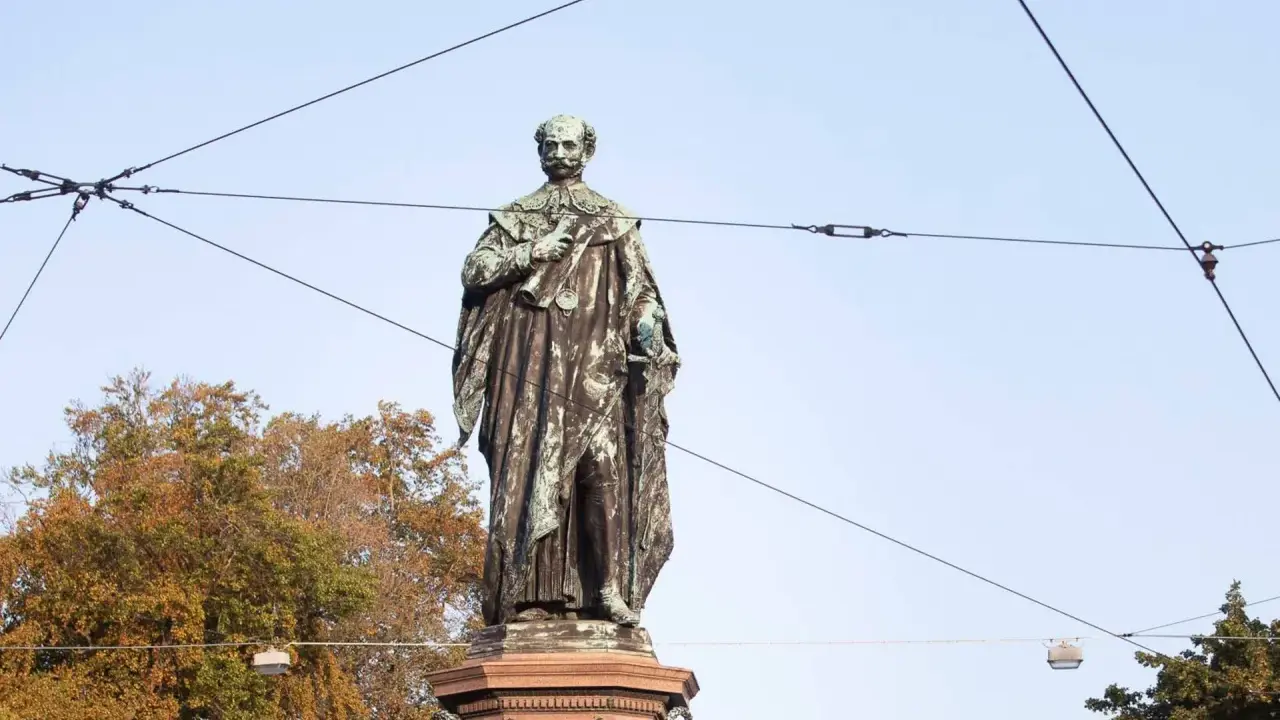 Bronzestatue von Maximilian II. Joseph, König von Bayern, mit seinem königlichen Umhang und einem Zepter.
