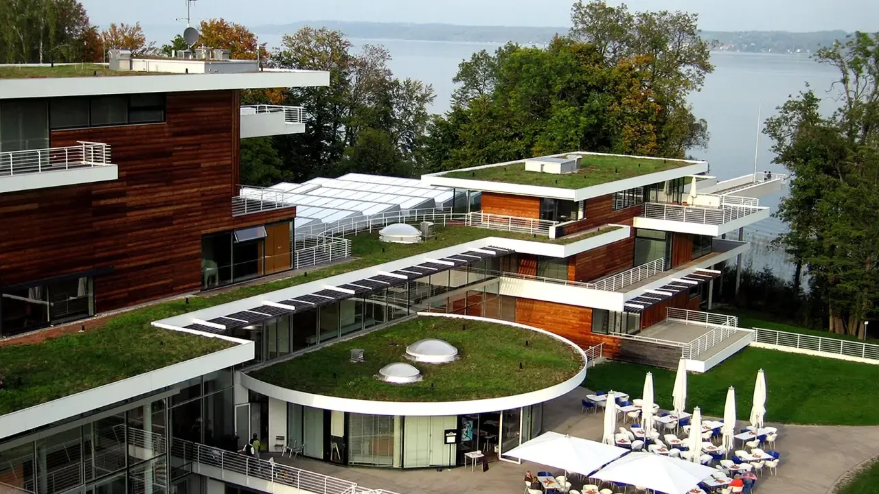 Moderne Architektur mit begrünten Dächern in Bernried am Starnberger See. Ein Hotel oder Seminarzentrum mit Blick auf den See.