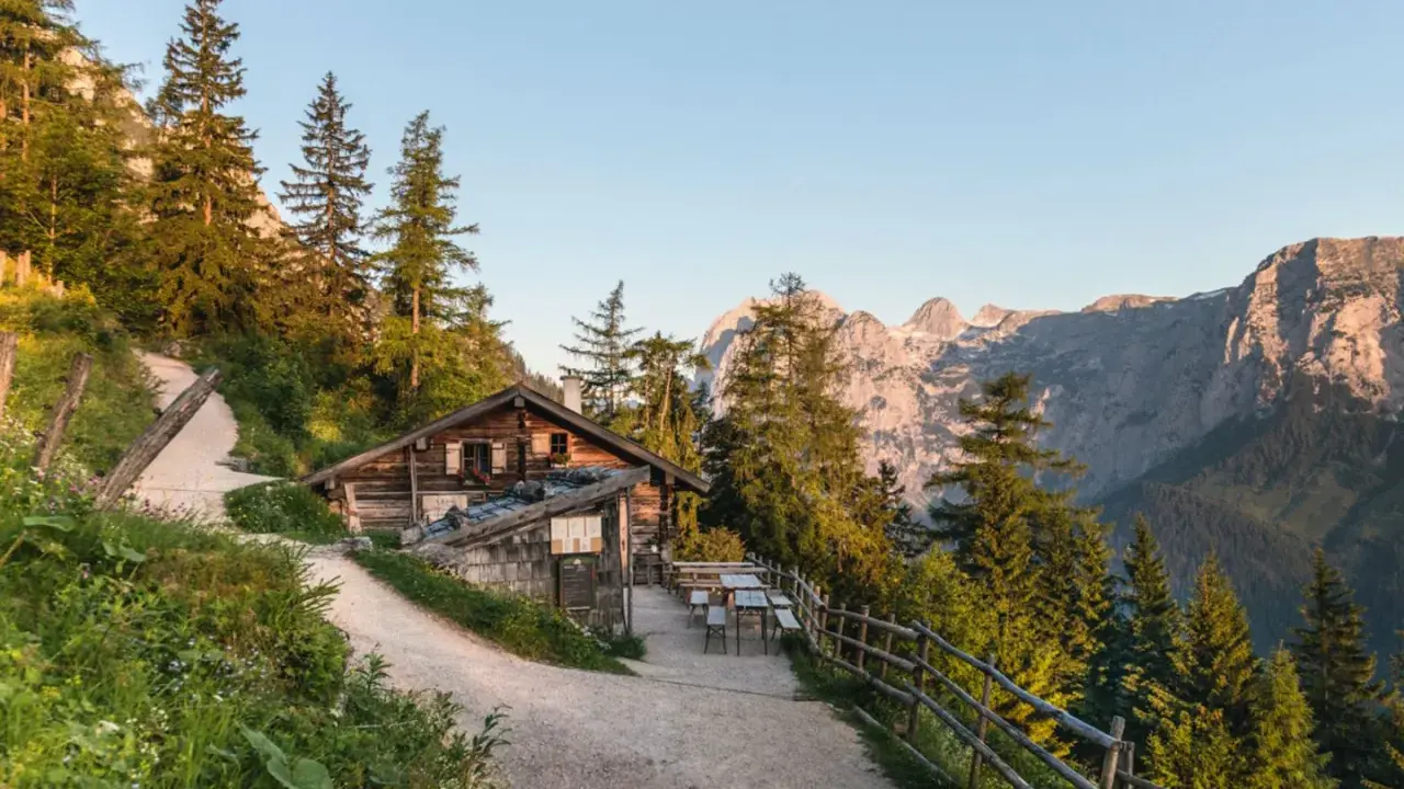 Eine urige Hütte auf einer Alm mit Bergpanorama. Hier kann man erleben, was eine Alm ist: ein Ort der Ruhe und Natur.