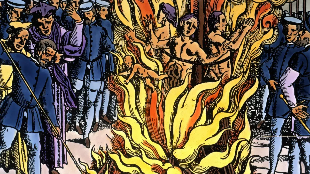 Darstellung der Hexenverfolgung: Menschen werden auf einem Scheiterhaufen verbrannt, während eine Menge zusieht. Ein Baby fliegt in die Flammen.