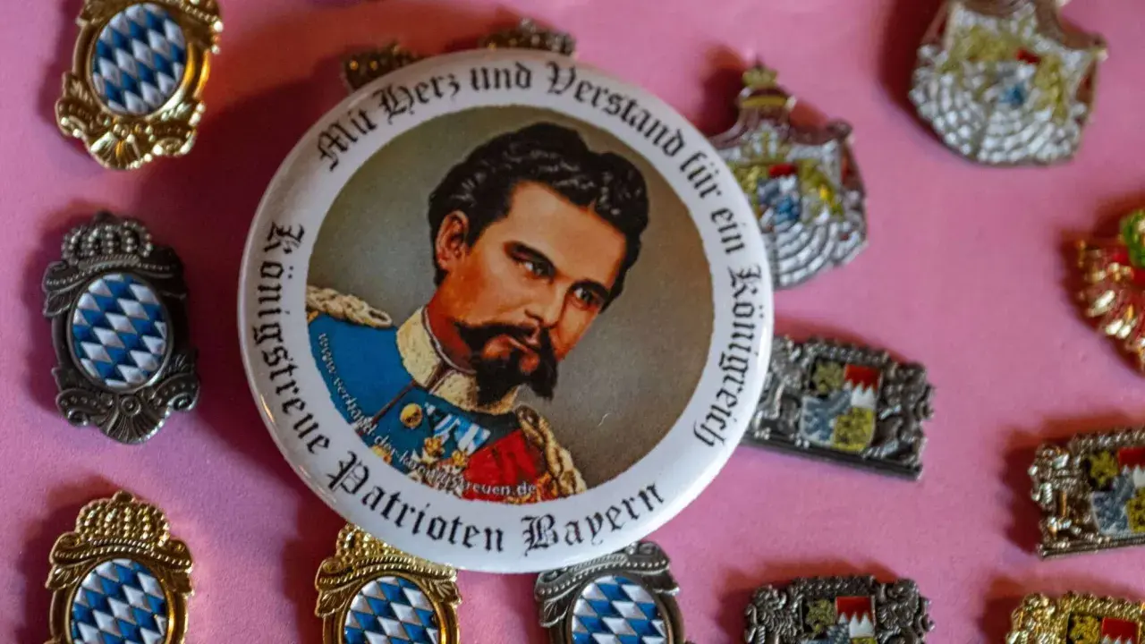 Abzeichen mit Ludwig II. von Bayern, umgeben von bayerischen Wappen. "Mit Herz und Verstand für ein Königreich. Königstreue Patrioten Bayern.