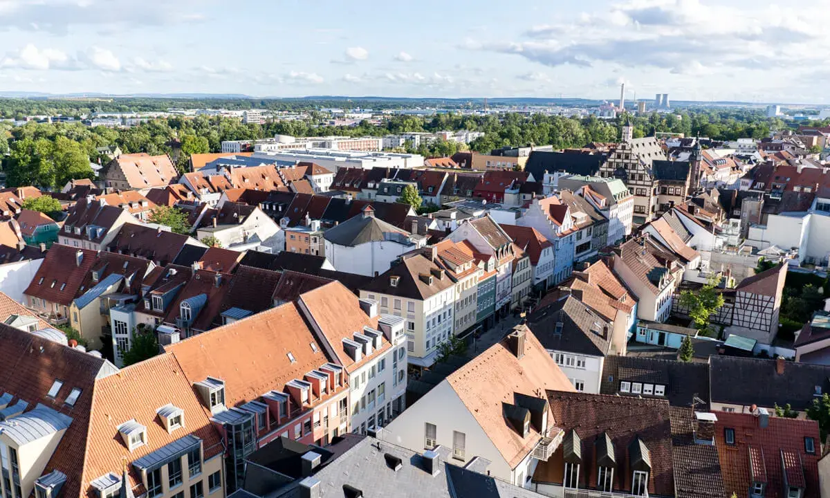 Dachlandschaft von Schweinfurt in Franken mit vielen roten Ziegeldächern und bunten Häusern.