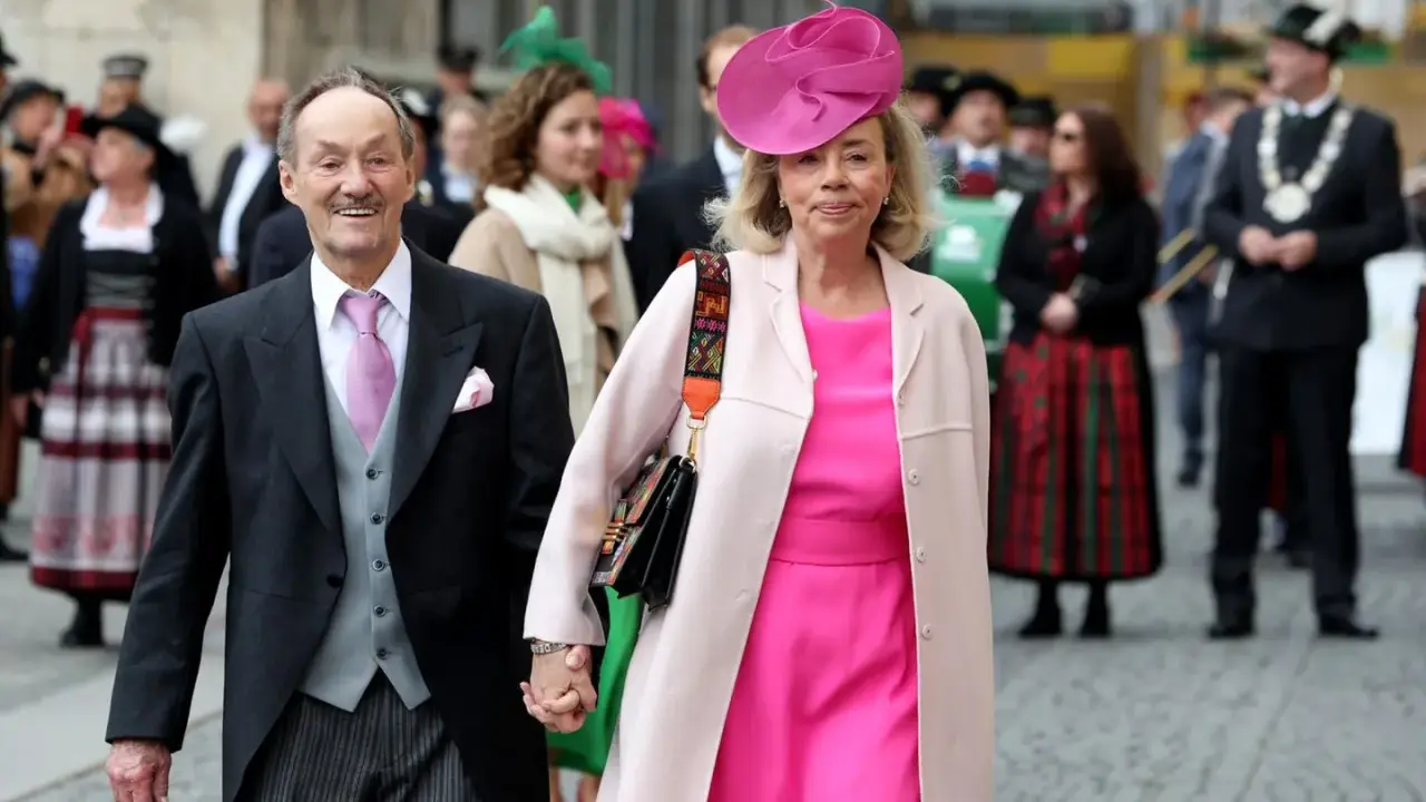 Adalbert von Bayern und seine Frau, festlich gekleidet, gehen Hand in Hand.