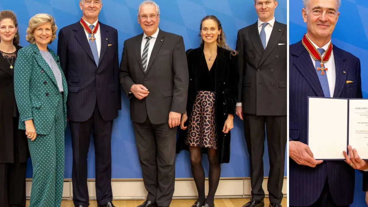 Eine Gruppe von Personen, darunter Max von Lobkowicz, posiert für ein Foto. Er trägt eine Auszeichnung.