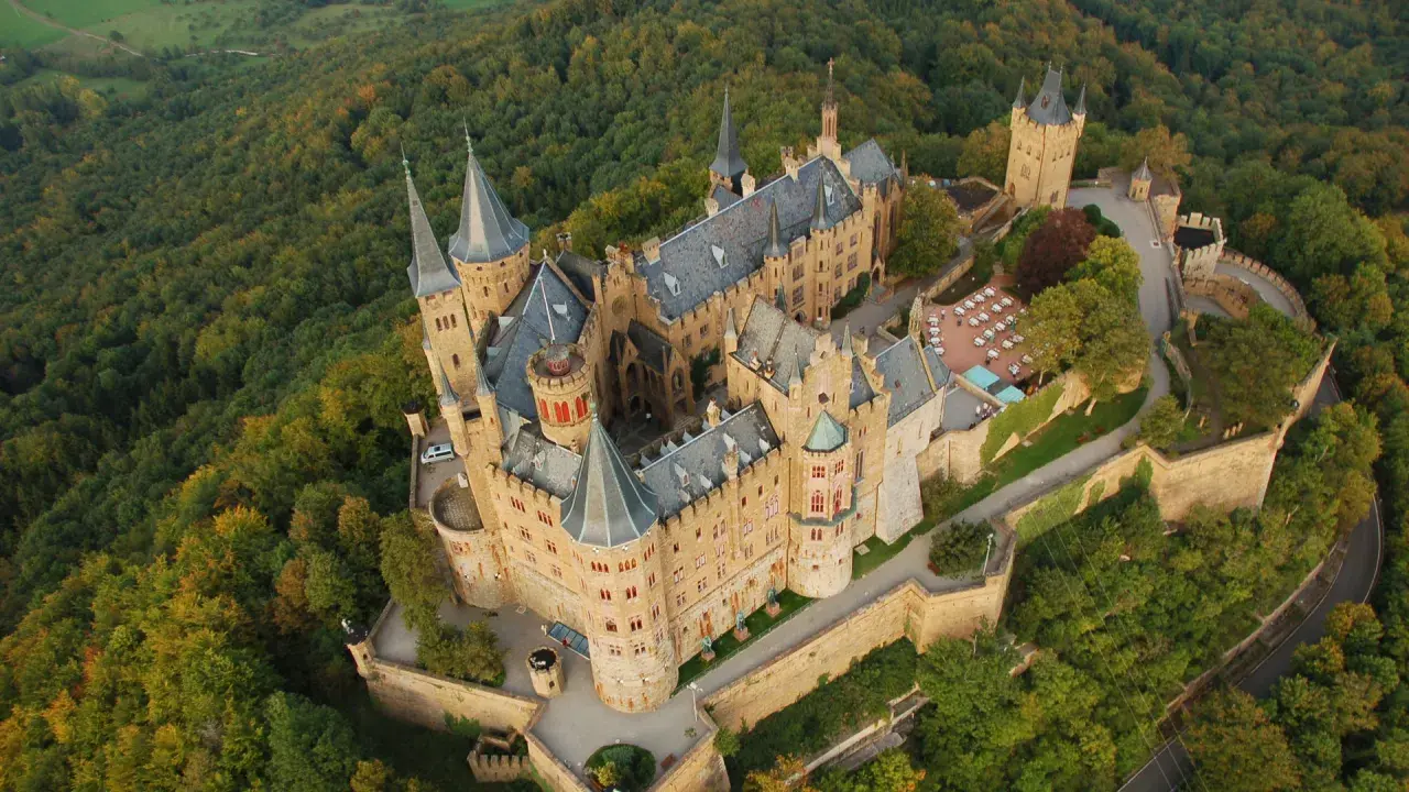 Die Burg Hohenzollern, Stammsitz der Hohenzollern Familie, thront majestätisch auf einem Berg inmitten eines dichten Waldes.