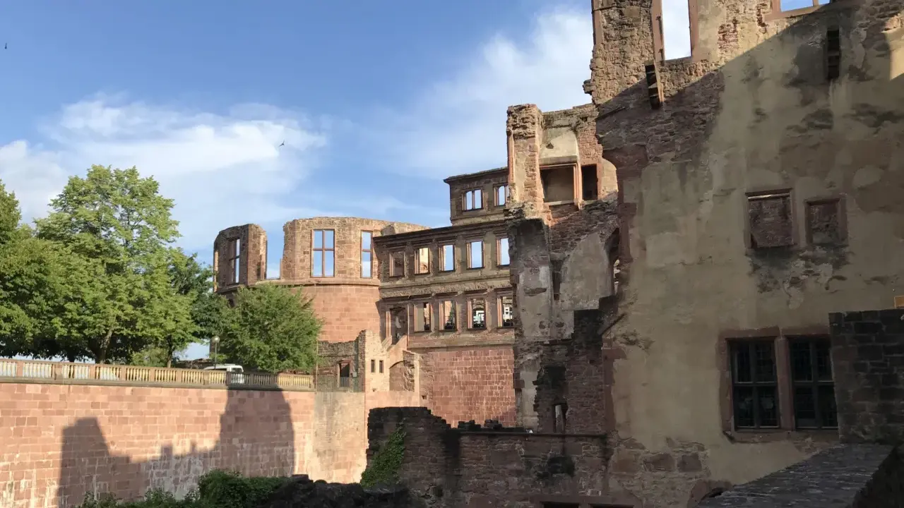 Ruinen des Heidelberger Schlosses, einst Sitz von Friedrich V. Ein Baum und blauer Himmel mit Wolken.
