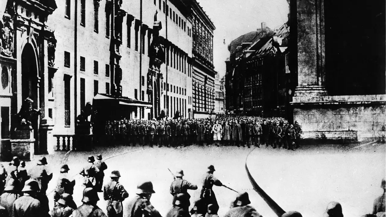 Soldaten marschieren auf dem Odeonsplatz. Hitler war hier oft zu sehen.