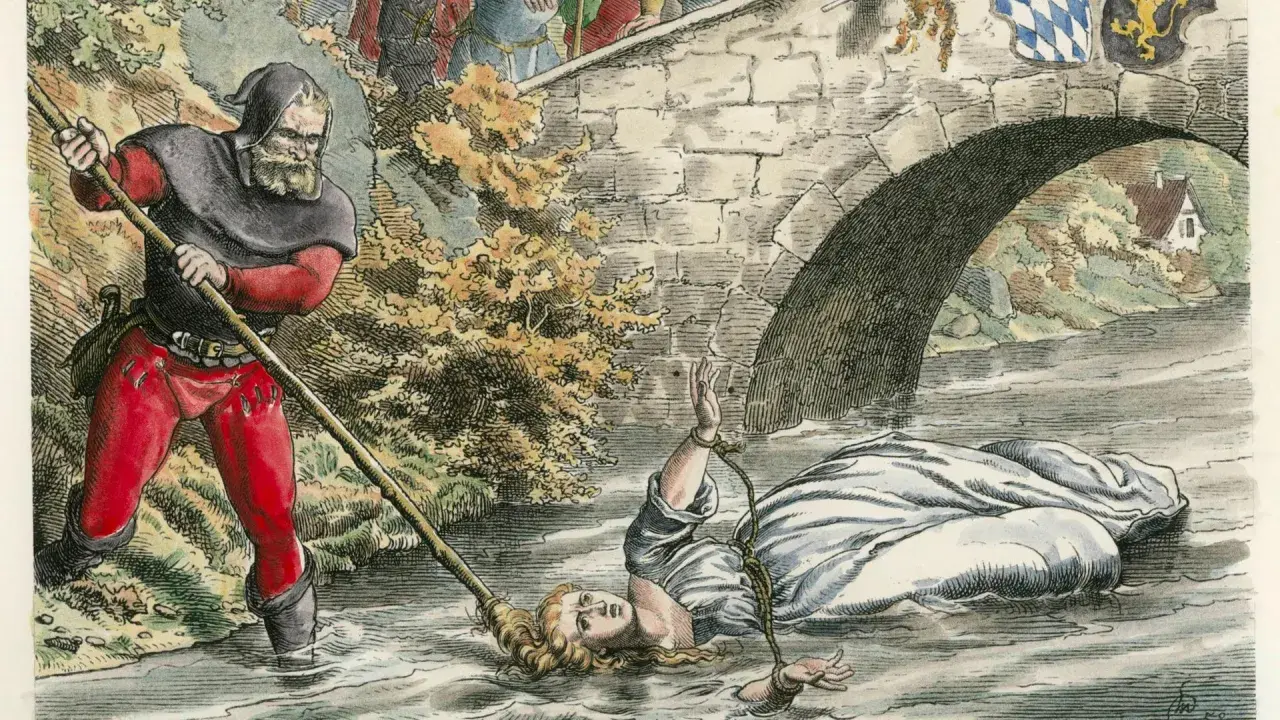 Eine Frau wird unter einer Brücke im Wasser gefesselt. Ein Mann mit Kapuze und roter Hose hält einen Stab. Dies ist eine Szene aus einer **Hexenverfolgung Karte**.