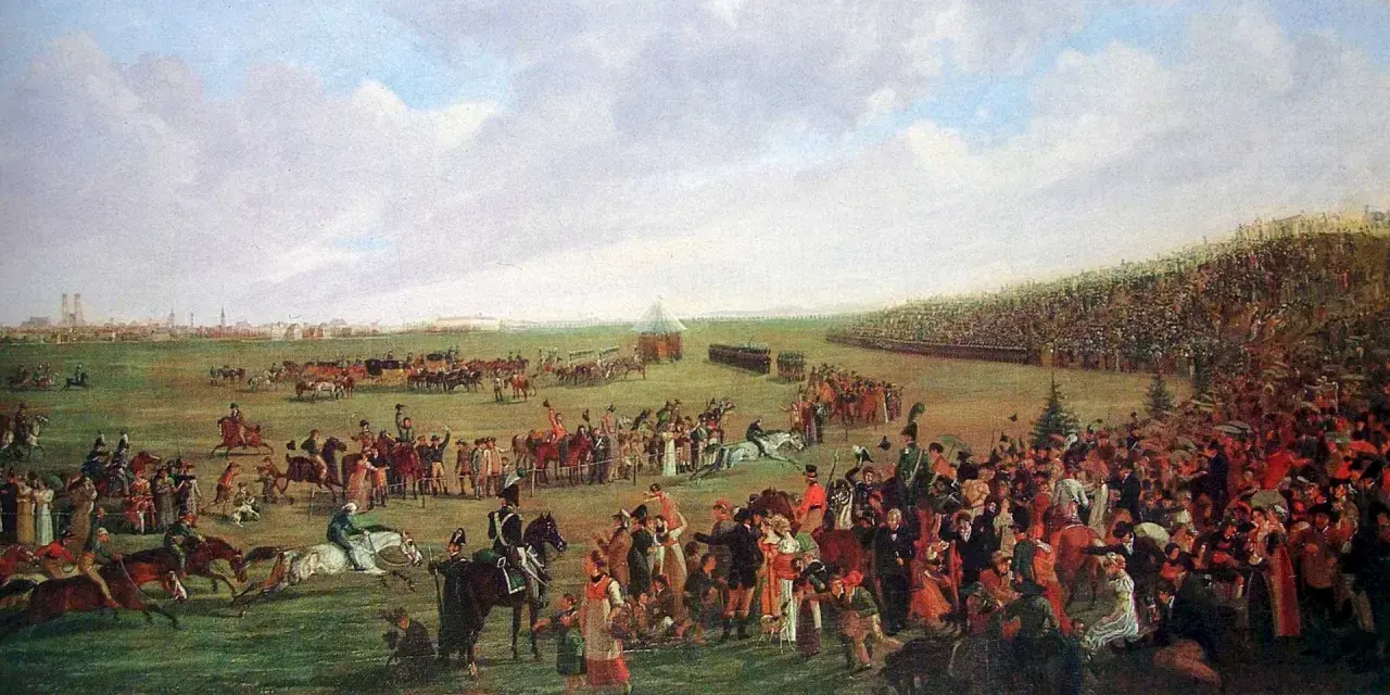 Festliche Menschenmenge und Pferde auf einer Wiese, die an das Oktoberfest 1810 erinnert.