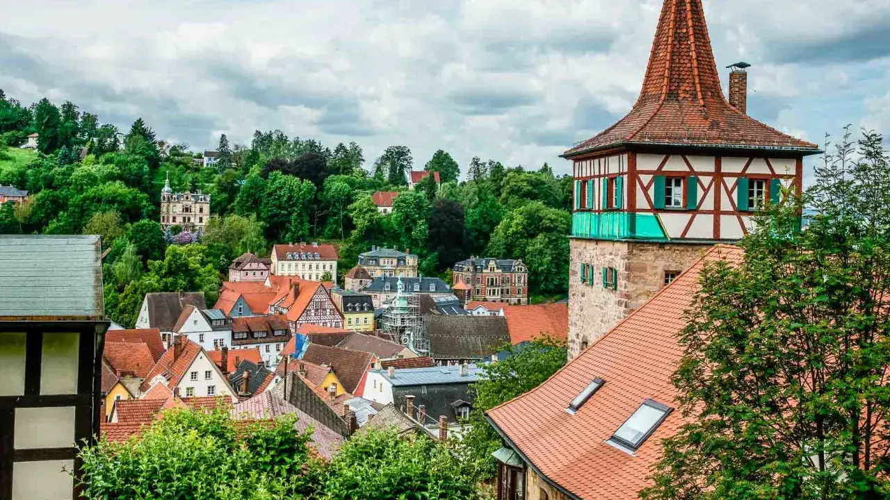 Fachwerkhäuser und ein Turm prägen die malerische Altstadt von Kulmbach, nahe Bayreuth.
