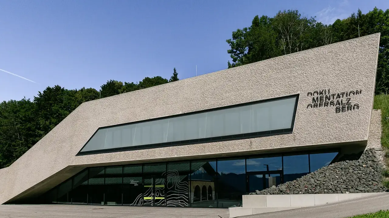 Dokumentation Obersalzberg, ein Ort, der mit Hitler verbunden ist, mit moderner Architektur und Blick auf die Berge.