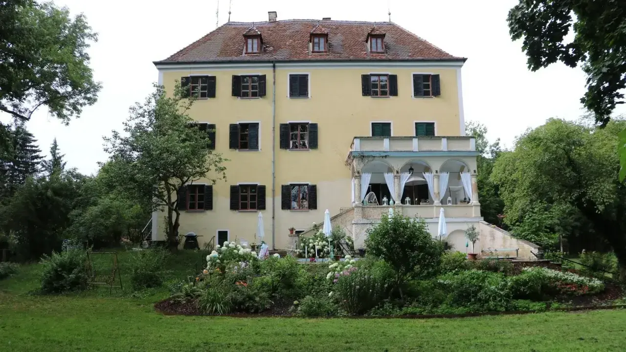 Gelbes Schloss mit Garten, einst Wohnsitz des freiherr von gumppenberg.