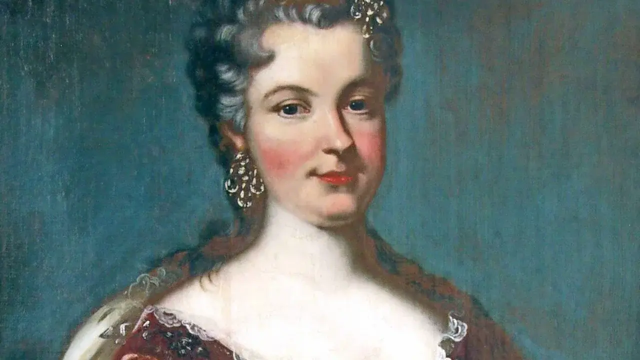 Porträt einer Frau mit Krone und Schmuck, die ein prunkvolles Kleid trägt.