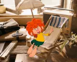 Der kleine Kobold Pumuckl sitzt auf einem Liegestuhl, die Sonne scheint. Ein altes Radio steht daneben.