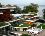 Moderne Architektur mit begrünten Dächern in Bernried am Starnberger See. Ein Hotel oder Seminarzentrum mit Blick auf den See.