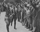 Adolf Hitler und Parteigenossen grüßen die Menge. Ein Bild, das den Aufstieg der NSDAP dokumentiert.
