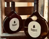 Zwei Flaschen Ruppert Wein, Spätburgunder und Silvaner, stehen in einer Holzkiste. Ein Zeichen für den Weinbau Franken.