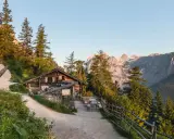 Eine urige Hütte auf einer Alm mit Bergpanorama. Hier kann man erleben, was eine Alm ist: ein Ort der Ruhe und Natur.