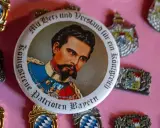Abzeichen mit Ludwig II. von Bayern, umgeben von bayerischen Wappen. "Mit Herz und Verstand für ein Königreich. Königstreue Patrioten Bayern.