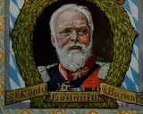 König Ludwig III. von Bayern, mit weißem Bart und Brille, umrahmt von einem Lorbeerkranz.