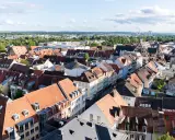Dachlandschaft von Schweinfurt in Franken mit vielen roten Ziegeldächern und bunten Häusern.