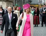 Adalbert von Bayern und seine Frau, festlich gekleidet, gehen Hand in Hand.