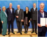 Eine Gruppe von Personen, darunter Max von Lobkowicz, posiert für ein Foto. Er trägt eine Auszeichnung.