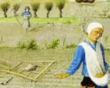 Mittelalterliche Landwirtschaft: Eine Frau sät Getreide, während im Hintergrund ein Mann mit einem Pflug das Feld bearbeitet.