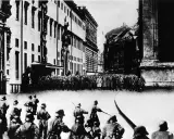 Soldaten marschieren auf dem Odeonsplatz. Hitler war hier oft zu sehen.
