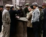 Männer stehen Schlange an einem Stand, vielleicht auf der Suche nach Arbeit während der weltwirtschaftskrise 1929.