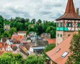 Fachwerkhäuser und ein Turm prägen die malerische Altstadt von Kulmbach, nahe Bayreuth.