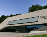 Dokumentation Obersalzberg, ein Ort, der mit Hitler verbunden ist, mit moderner Architektur und Blick auf die Berge.