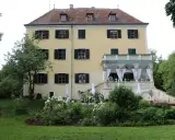 Gelbes Schloss mit Garten, einst Wohnsitz des freiherr von gumppenberg.