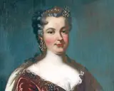Porträt einer Frau mit Krone und Schmuck, die ein prunkvolles Kleid trägt.