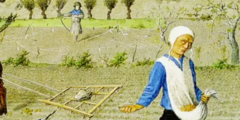 Mittelalterliche Landwirtschaft: Eine Frau sät Getreide, während im Hintergrund ein Mann mit einem Pflug das Feld bearbeitet.