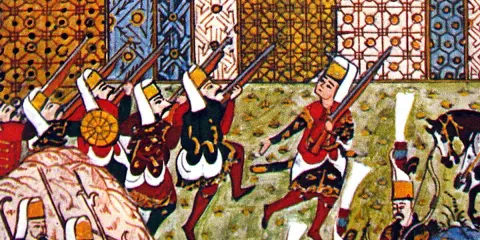 Soldaten mit Gewehren, vielleicht Johanniter-Kreuzritter, kämpfen vor bunten Wandteppichen.