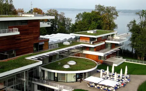 Moderne Architektur mit begrünten Dächern in Bernried am Starnberger See. Ein Hotel oder Seminarzentrum mit Blick auf den See.