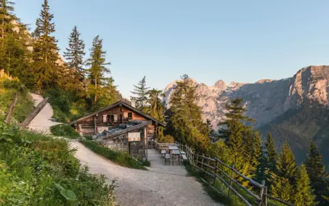 Eine urige Hütte auf einer Alm mit Bergpanorama. Hier kann man erleben, was eine Alm ist: ein Ort der Ruhe und Natur.