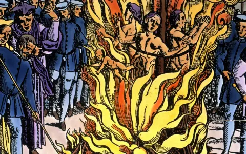 Darstellung der Hexenverfolgung: Menschen werden auf einem Scheiterhaufen verbrannt, während eine Menge zusieht. Ein Baby fliegt in die Flammen.