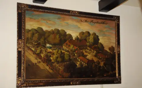 Gemälde von Josef Wagner: "Der Augustinerkeller" mit Menschen, Bäumen und Gebäuden.