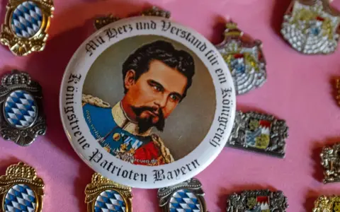 Abzeichen mit Ludwig II. von Bayern, umgeben von bayerischen Wappen. "Mit Herz und Verstand für ein Königreich. Königstreue Patrioten Bayern.