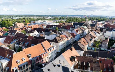 Dachlandschaft von Schweinfurt in Franken mit vielen roten Ziegeldächern und bunten Häusern.