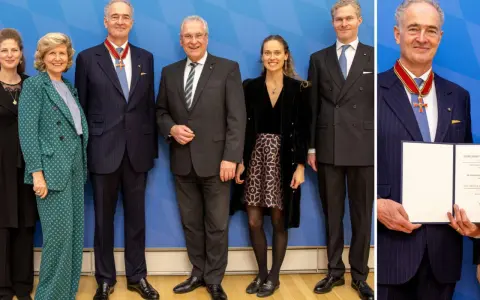 Eine Gruppe von Personen, darunter Max von Lobkowicz, posiert für ein Foto. Er trägt eine Auszeichnung.