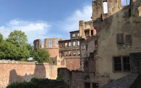 Ruinen des Heidelberger Schlosses, einst Sitz von Friedrich V. Ein Baum und blauer Himmel mit Wolken.