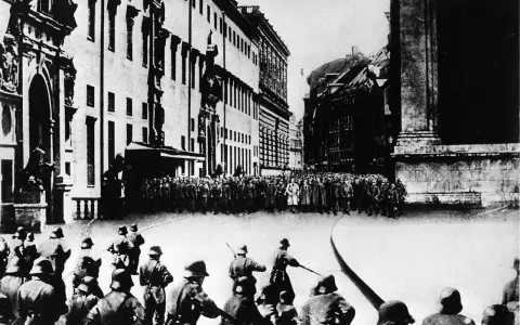 Soldaten marschieren auf dem Odeonsplatz. Hitler war hier oft zu sehen.