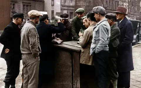Männer stehen Schlange an einem Stand, vielleicht auf der Suche nach Arbeit während der weltwirtschaftskrise 1929.