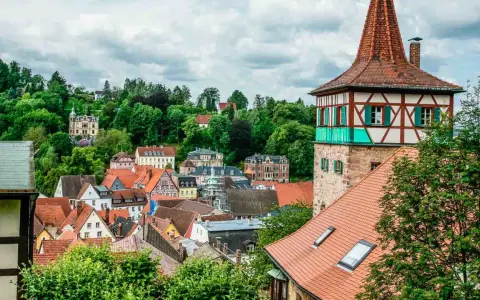 Fachwerkhäuser und ein Turm prägen die malerische Altstadt von Kulmbach, nahe Bayreuth.