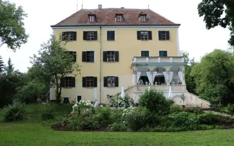 Gelbes Schloss mit Garten, einst Wohnsitz des freiherr von gumppenberg.